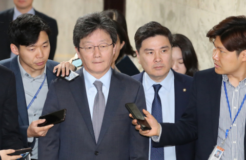 18일 국회에서 열린 바른미래당 의원총회에 유승민 의원이 들어서고 있다. 연합뉴스