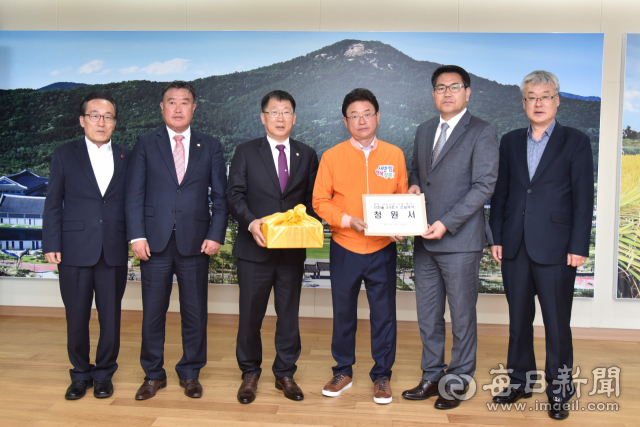 울진군의회와 울진범군민대책위 관계자들이 경북도를 찾아 이철우 도지사에게 신한울원전 3·4호기 건설 재개를 촉구하는 울진군민들의 서명부를 전달하고 경북도 차원의 공동 대응을 부탁하고 있다. 울진군 제공