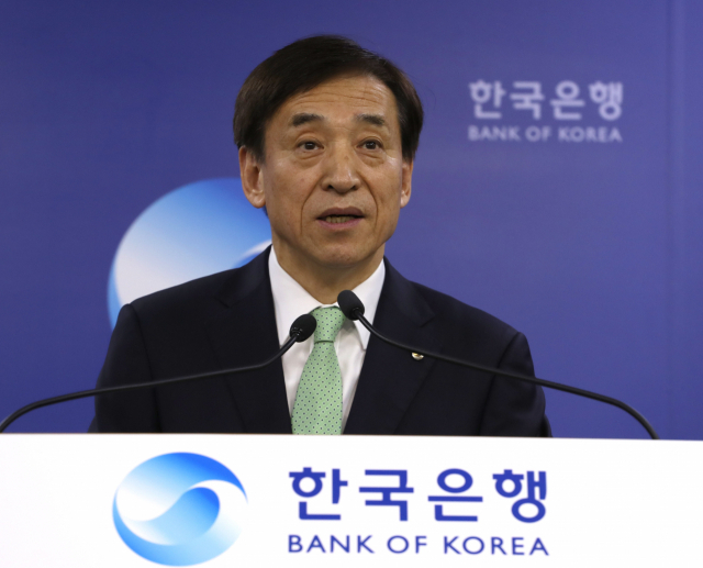 이주열 한국은행 총재가 18일 서울 한국은행 기자실에서 금융통화위원회의 금리 동결 결정 배경을 설명하고 있다. 연합뉴스