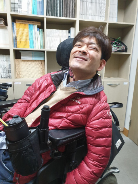 2009년 시설을 나와 홀로 생활하고 있는 천종렬(45)씨. 현재 장애인 장담 업무를 맡고 있는 그는 시설에서