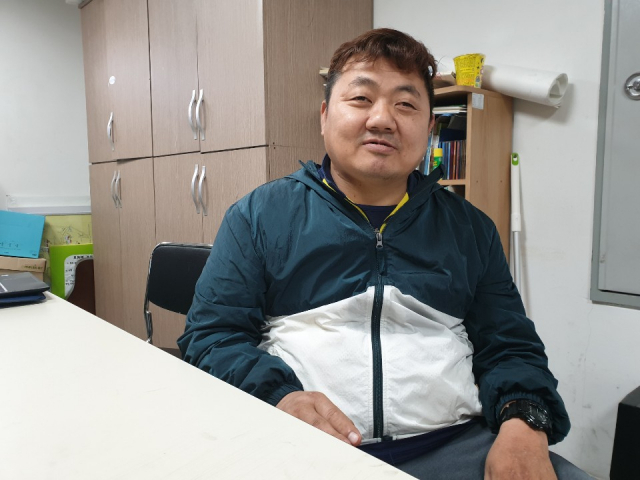 탈시설 5개월차인 장애인 이상근(48) 씨는 자립생활가정에서 지내며 개인의 자유를 만끽하는 즐거움을 흠뻑 누리고 있지만, 앞으로 일자리를 찾는 일이 고민이다. 이주형 기자.