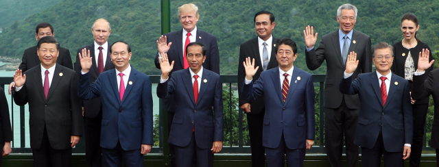 2017년 11월 문재인 대통령을 비롯한 APEC 정상회의에 참석한 각국 정상들이 베트남 다낭 인터컨티넨탈 호텔에서 기념촬영을 하고 있다. 매일신문 DB