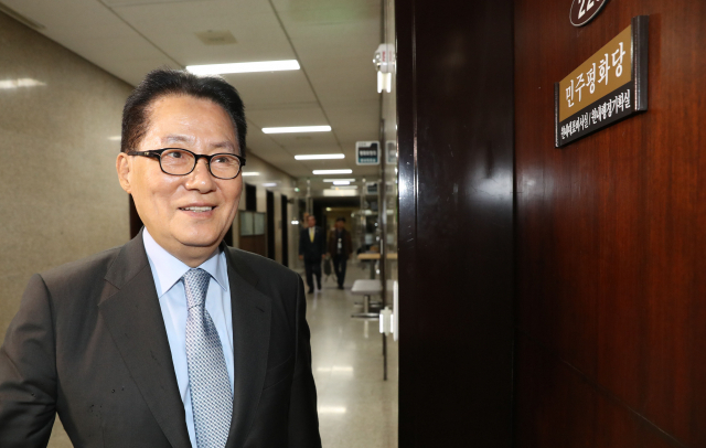 민주평화당 박지원 의원이 9일 저녁 국회에서 열린 의원총회에 참석하고 있다. 이날 민주평화당은 비공개로 전환된 의원총회에서 정의당과의 공동교섭단체