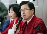 자유한국당 황교안 대표가 18일 충남 공주시 우성면 공주보사업소 회의실에서 열린 주민 간담회에 참석해 인사말을 하고 있다. 연합뉴스