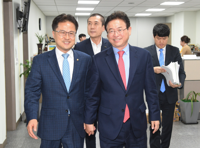 이철우 경북도지사(오른쪽)가 18일 오후 국회를 방문해 더불어민주당 지진특위 위원인 김정우 국회의원과 손을 잡고 걷고 있다. 경북도 제공