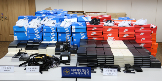 대구경찰청 사이버수사대는 18일 가짜 명품 지갑과 운동화 등을 정품으로 속여 26억원 상당의 이익을 챙긴 일당 5명을 검거했다. 이들이 중국에서 들여온 가짜 명품 제품들. 대구경찰청 제공