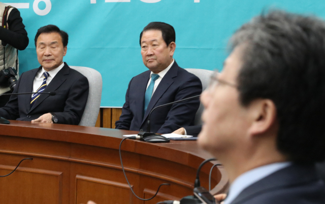 18일 국회에서 열린 바른미래당 의원총회에 손학규 대표와 유승민 의원이 굳은 표정으로 참석해 있다. 연합뉴스