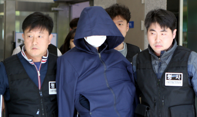18일 오전 자신이 사는 아파트에 불을 지른 뒤 대피하는 주민들에게 흉기를 휘두른 안모(42)씨가 영장실질심사가 열리는 창원지법 진주지원에 출석하고 있다. 연합뉴스