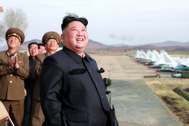 북한 김정은 국무위원장이 16일 공군 제1017군부대 전투비행사들의 비행훈련을 현지 지도했다고 조선중앙TV가 17일 보도했다. 사진은 중앙TV가 공개한 것으로, 김 위원장이 비행훈련을 참관하며 흡족한 표정을 짓고 있다. 사진 왼쪽에는 제복 차림의 노광철 인민무력상, 김수길 군 총정치국장과 김평해·오수용 당 부위원장의 모습. [국내에서만 사용가능. 재배포 금지. For Use Only in the Republic of Korea. No Redistribution] 연합뉴스
