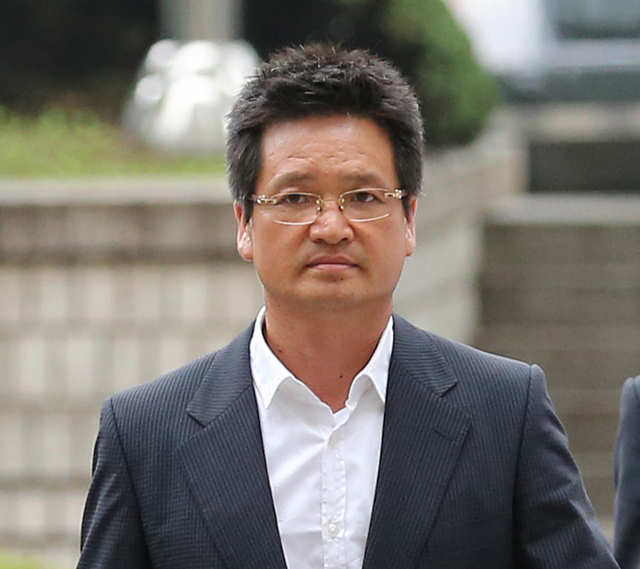 김학의 전 법무부 차관의 뇌물수수·성범죄 의혹을 수사하는 검찰이 17일 의혹의 핵심인물인 건설업자 윤중천 씨를 체포했다. 법무부 검찰과거사위원회 수사권고 관련 수사단은 이날 오전 윤씨를 사기 등 혐의로 체포하고 서울동부지검 청사로 압송해 조사 중이다. 수사단은 지난 4일 윤씨 사무실 등 10여 곳을 압수수색한 뒤 그의 최근 사업상 행적을 추적해왔다. 사진은 2013년 7월 10일 성접대 의혹으로서울중앙지법에서 열린 영장 실질심사에 출석하는 윤 씨. 연합뉴스