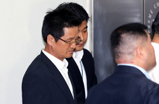 김학의 전 법무부 차관의 뇌물수수·성범죄 의혹을 수사하는 검찰이 17일 의혹의 핵심인물인 건설업자 윤중천 씨를 체포했다. 법무부 검찰과거사위원회 수사권고 관련 수사단은 이날 오전 윤씨를 사기 등 혐의로 체포하고 서울동부지검 청사로 압송해 조사 중이다. 수사단은 지난 4일 윤씨 사무실 등 10여 곳을 압수수색한 뒤 그의 최근 사업상 행적을 추적해왔다. 사진은 2013년 7월 10일 성접대 의혹으로서울중앙지법에서 열린 영장 실질심사에 출석하는 윤 씨. 연합뉴스