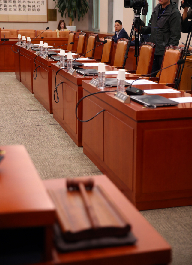 18일 오후 여의도 국회에서 열린 법제사법위원회 전체회의에서 문형배·이미선 헌법재판관 후보자 인사청문 경과보고서 채택 문제를 놓고 여야 간 의견 차로 여당 의원들이 회의에 참석하지 않고 있다. 연합뉴스