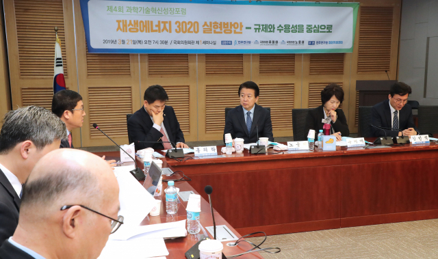더불어민주당 노웅래(오른쪽 세번째), 추미애 의원 등 참석자들이 21일 오전 국회 의원회관에서 열린