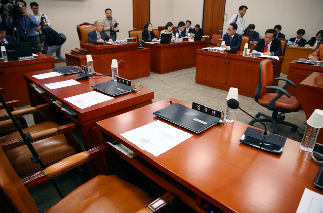 18일 오후 여의도 국회에서 열린 법제사법위원회 전체회의에서 문형배·이미선 헌법재판관 후보자 인사청문 경과보고서 채택 문제를 놓고 여야 간 의견 차로 여당 의원들이 회의에 참석하지 않고 있다. 연합뉴스