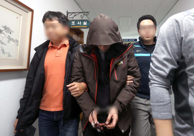 진주 아파트 방화·살해 혐의를 받는 안모(42)씨가 17일 오후 경남 진주경찰서 진술녹화실에서 나오고 있다. 연합뉴스