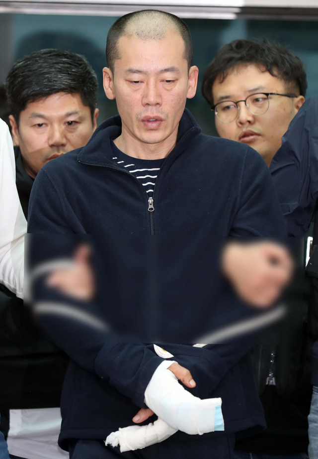 진주 아파트 방화·살인 혐의로 구속된 안인득(42)이 병원을 가기 위해 19일 오후 경남 진주경찰서에서 이동하고 있다. 연합뉴스