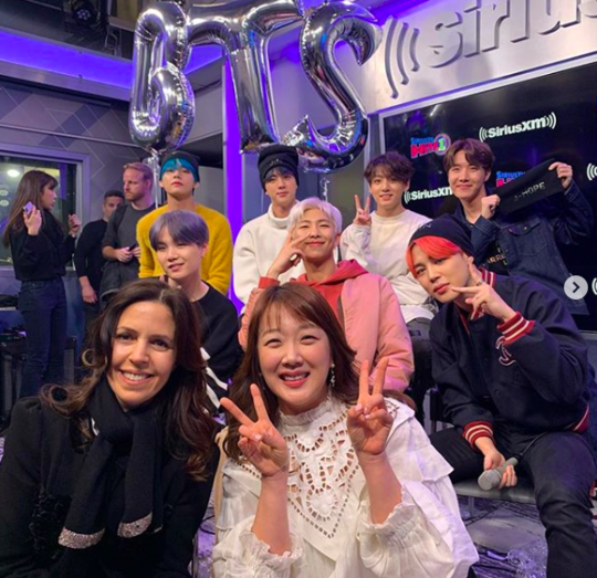 방탄소년단이 출연한 라디오 프로그램에 DJ 서민정과 함께 찍은 사진. 서민정 인스타그램 캡쳐