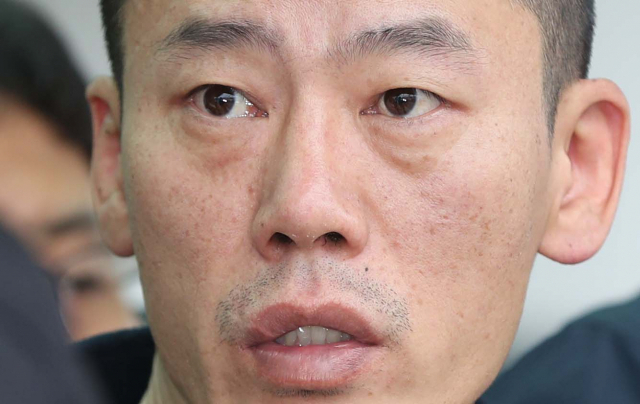 진주 아파트 방화·살인 혐의로 구속된 안인득(42)이 병원을 가기 위해 19일 오후 경남 진주경찰서에서 이동하고 있다. 연합뉴스