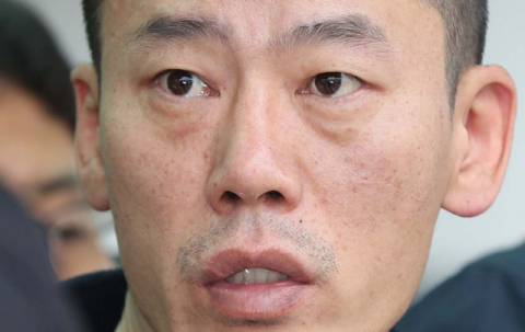 진주 아파트 방화·살인 혐의로 구속된 안인득(42)이 병원을 가기 위해 19일 오후 경남 진주경찰서에서 이동하고 있다. 연합뉴스