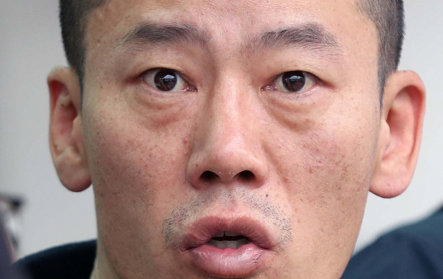 진주 아파트 방화·살인 혐의로 구속된 안인득(42)이 병원을 가기 위해 19일 오후 경남 진주경찰서에서 이동하고 있다. 연합뉴스