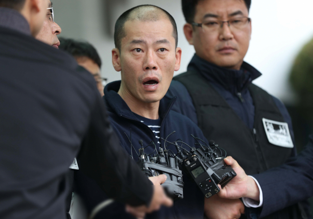 진주 아파트 방화·살인 혐의로 구속된 안인득(42)이 병원을 가기 위해 19일 오후 경남 진주경찰서에서 이동하고 있다. 연합뉴스