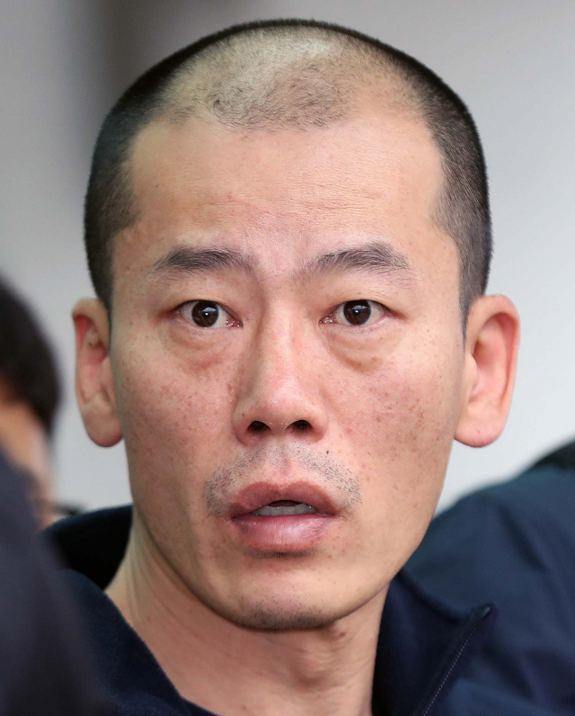 진주 아파트 방화·살인 혐의로 구속된 안인득(42)이 병원을 가기 위해 19일 오후 경남 진주경찰서에서 이동하고 있다. 연합뉴스