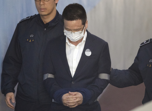 김학의 전 법무부 차관을 둘러싼 의혹의 열쇠를 쥔 건설업자 윤중천 씨가 19일 오후 서초구 서울중앙지법에서 열린 구속 전 피의자 심문(영장실질심사)을 받기 위해 호송차에 내려 법정으로 향하고 있다. 연합뉴스