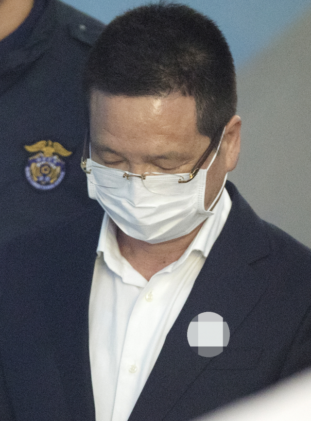김학의 전 법무부 차관을 둘러싼 의혹의 열쇠를 쥔 건설업자 윤중천 씨가 19일 오후 서초구 서울중앙지법에서 열린 구속 전 피의자 심문(영장실질심사)을 받기 위해 호송차에 내려 법정으로 향하고 있다. 연합뉴스