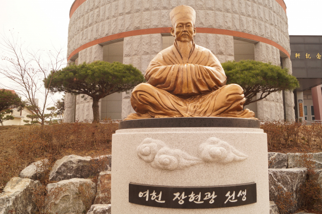구미 임수동 여헌기념관 앞에 세워진 여헌 장현관 선생 좌상. 전병용 기자