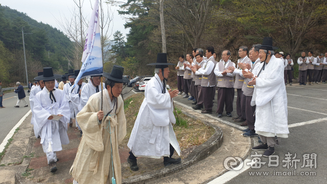 퇴계 선생 귀향길 재현 행사 마지막 걷기가 21일 도산서원에서 열렸다. 도산서원을 향해 걸어가고 있는 재현단. 엄재진 기자