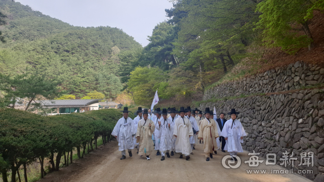 퇴계 선생 귀향길 재현 행사 마지막 걷기가 21일 도산서원에서 열렸다. 재현단이 도산서원을 향해 걸어가고 있다. 엄재진 기자