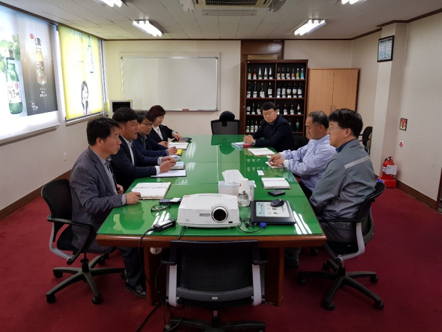 경북도 현장기동 감사반이 잘못된 법령 적용으로 창고 증축에 어려움을 겪는 경북 내 A사를 방문해 해법을 찾기 위한 상담을 하고 있다. 경북도 제공