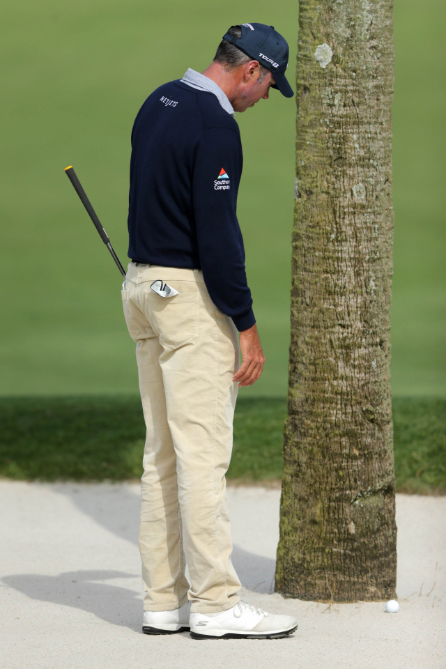 21일(한국시각) 미국 사우스캐롤라이나주 힐턴 헤드 아일랜드의 하버 타운 골프 링크스에서 열린 2019 RBC 헤리티지 3라운드 경기 16번홀에서 맷 구차(미국)가 나무 옆에 떨어진 공에 당황하고 있다. AFP연합뉴스