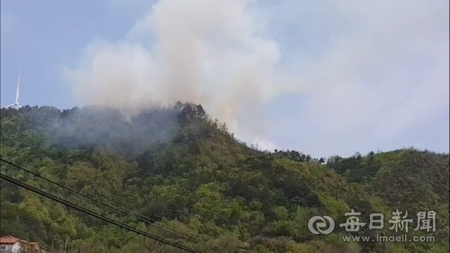 21일 울진군 매화면 갈면리 국유림 야산에서 불이나 산림헬기가 진화작업에 나서고 있다. 독자 제공