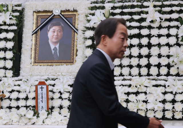 고(故) 김영삼 전 대통령의 아들인 김현철 사단법인 김영삼민주센터 상임이사가 21일 서울 서대문구 신촌 세브란스병원 장례식장에 마련된 고(故) 김홍일 전 의원 빈소를 찾아 조문하고 있다. 연합뉴스