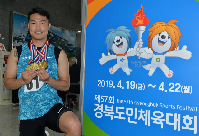 경산시청 소속 이규형 선수가 경산에서 열리고 있는 제57회 경북도민체육대회 육상 남자일반부 100m, 200m, 400m계주, 1,600m계주에서 4관왕을 차지했다.