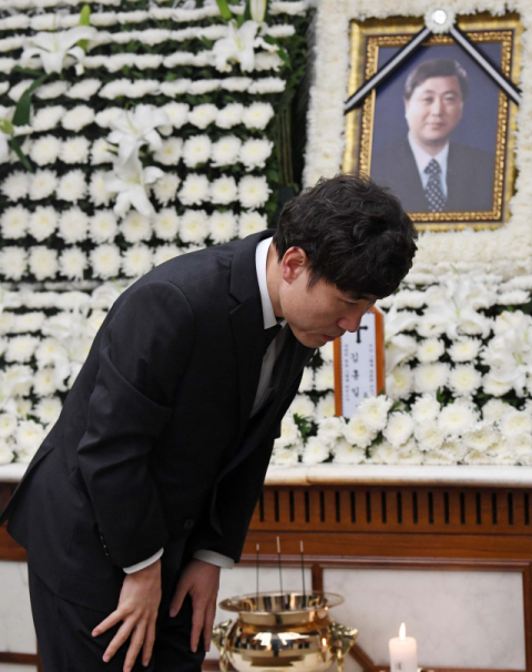 바른미래당 하태경 의원이 21일 서울 서대문구 신촌세브란스병원 장례식장에 마련된 고(故) 김홍일 전 의원의 빈소를 찾아 조문한 뒤 유족과 인사하고 있다. 연합뉴스