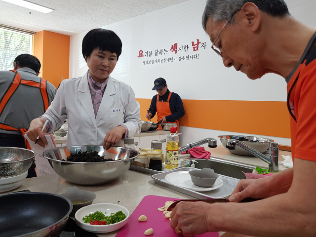 강재구(오른쪽) 씨는 매주 요리교실에 참석해 집 반찬을 만든다. 강민호 기자