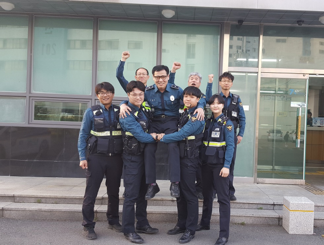 경북지방경찰청이 주관하는 올해 1분기 베스트 순찰팀에 선정된 구미경찰서 원평지구대 순찰3팀이 환호하고 있다.