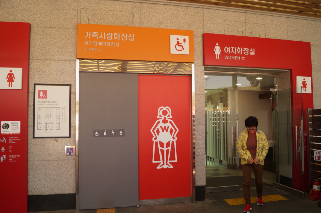 한국도로공사는 고속도로 휴게소의 남·여 화장실 변기 비율을 1대 1.5 이상으로 하도록 의무화하고 있지만, 이에 못 미치는 휴게소가 전체 68.9%에 달한다. 사진은 남·여화장실 변기 비율이 1대 1인 추풍령(서울 방향)휴게소. 전병용 기자