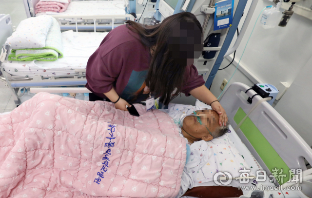 당뇨 합병증으로 시력을 잃은데다 지난해 12월 뇌경색으로 쓰러진 아버지를 돌보고 있는 방하나(15·가명)양. 정운철 기자 woon@imaeil.com