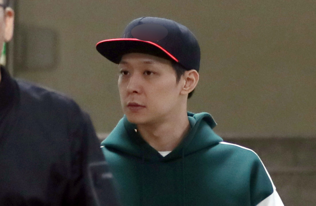 가수 겸 배우 박유천(33) 씨가 마약 투약 혐의에 대한 경찰 조사를 마치고 18일 오후 경기도 수원시 경기남부지방경찰청에서 나오고 있다. 박 씨는 앞서 마약 투약 혐의로 체포돼 경찰 수사를 받고 구속 상태로 검찰에 송치된 남양유업 창업주의 외손녀 황하나 씨와 올해 초 필로폰을 구매해 황 씨의 서울 자택 등에서 함께 투약한 혐의를 받고 있다. 연합뉴스