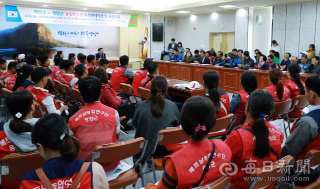 베트남 화방군 외국인 근로자 61명이 영양군을 찾아 본격적인 농작업에 나서기 전에 농가와 만나 상견례를 하고 앞으로 수행할 농작업에 대한 주의사항을 듣고 있다. 영양군 제공