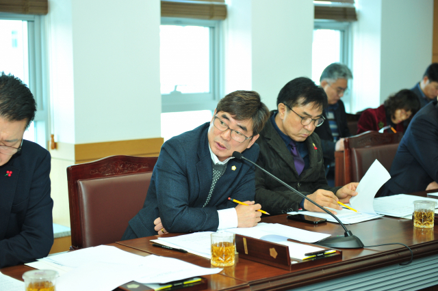 이영기 영천시의원이 시정 질의를 하고 있다.