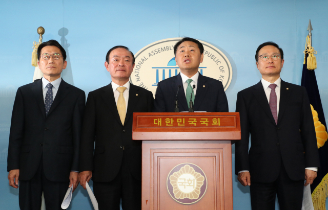 자유한국당을 뺀 여야 4당 원내대표들이 22일 오후 국회 정론관에서 선거제·개혁법안 패스트트랙(신속처리안건 지정) 처리 방안 등과 관련해 브리핑하고 있다. 한국당은 이날 패스트트랙을 4월 국회뿐만 아니라 20대 국회 전체를 마비시키는 