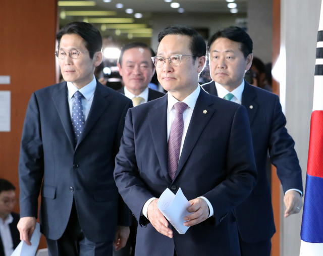 자유한국당을 뺀 여야 4당 원내대표들이 22일 오후 국회 정론관에서 선거제·개혁법안 패스트트랙(신속처리안건 지정) 처리 방안 등과 관련해 브리핑하기 위해 입장하고 있다. 한국당은 이날 패스트트랙을 4월 국회뿐만 아니라 20대 국회 전체를 마비시키는 