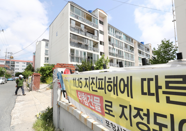 22일 경북 포항시 북구 흥해읍에 있는 지진 피해를 입은 한 아파트가 복구가 늦어지며 주민들은 떠난 체 출입이 통제되고 있다. 한편 최근 동해 인근에서 규모 4.0 안팎의 지진이 연달아 발생하면서 지역주민들의 불안감은 커지고 있다. 기상청에 따르면 이날 오전 5시 45분 경북 울진군 동남동쪽 38㎞ 해역에서 규모 3.8의 지진이 발생했으며 앞서 19일 오전 11시 16분 강원도 동해시 북동쪽 54㎞ 해역에서는 규모 4.3의 지진이 일어났다. 연합뉴스