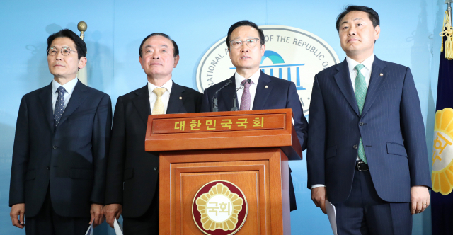 자유한국당을 뺀 여야 4당 원내대표들이 22일 오후 국회 정론관에서 선거제·개혁법안 패스트트랙(신속처리안건 지정) 처리 방안 등과 관련해 브리핑하고 있다. 왼쪽부터 정의당 윤소하, 민주평화당 장병완, 더불어민주당 홍영표, 바른미래당 김관영 원내대표. 연합뉴스