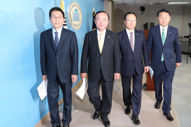 자유한국당을 뺀 여야 4당 원내대표들이 22일 오후 국회 정론관에서 선거제·개혁법안 패스트트랙(신속처리안건 지정) 처리 방안 등 합의안 브리핑을 마친 뒤 이동하고 있다. 왼쪽부터 정의당 윤소하, 민주평화당 장병완, 더불어민주당 홍영표, 바른미래당 김관영 원내대표. 연합뉴스