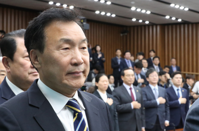 18일 국회에서 열린 바른미래당 의원총회에서 손학규 대표와 유승민 의원이 국기에 경례하고 있다. 연합뉴스